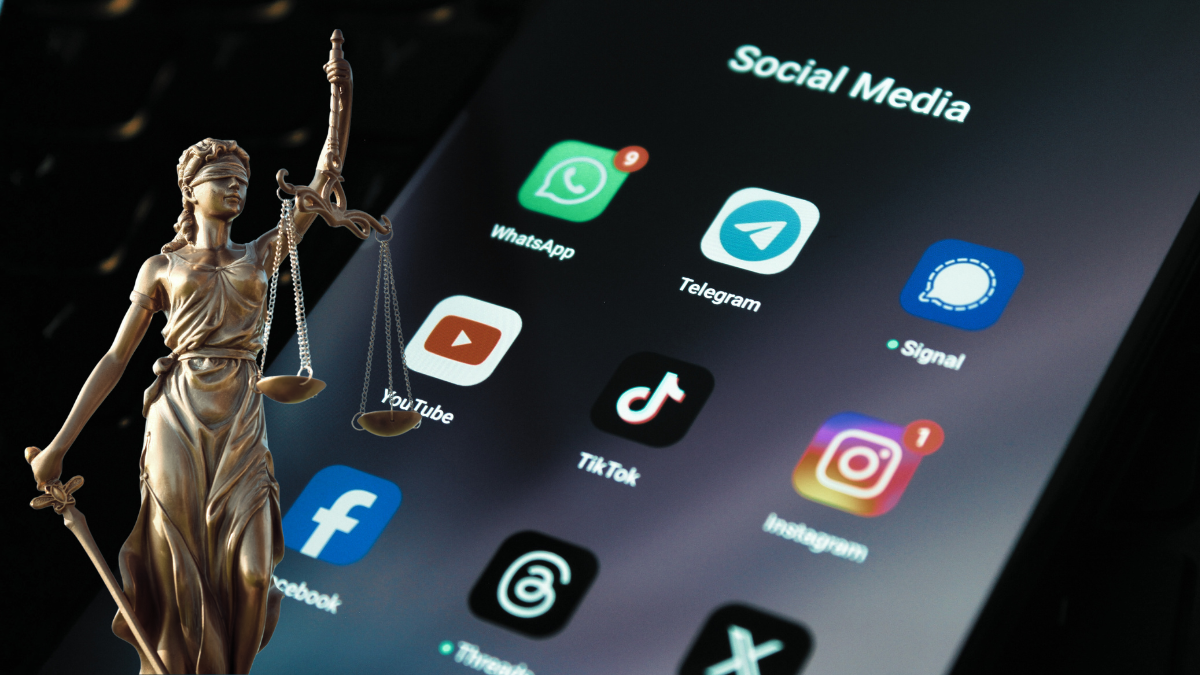 Social media icons with statue of liberty